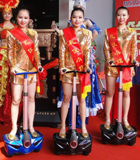 美女平衡车